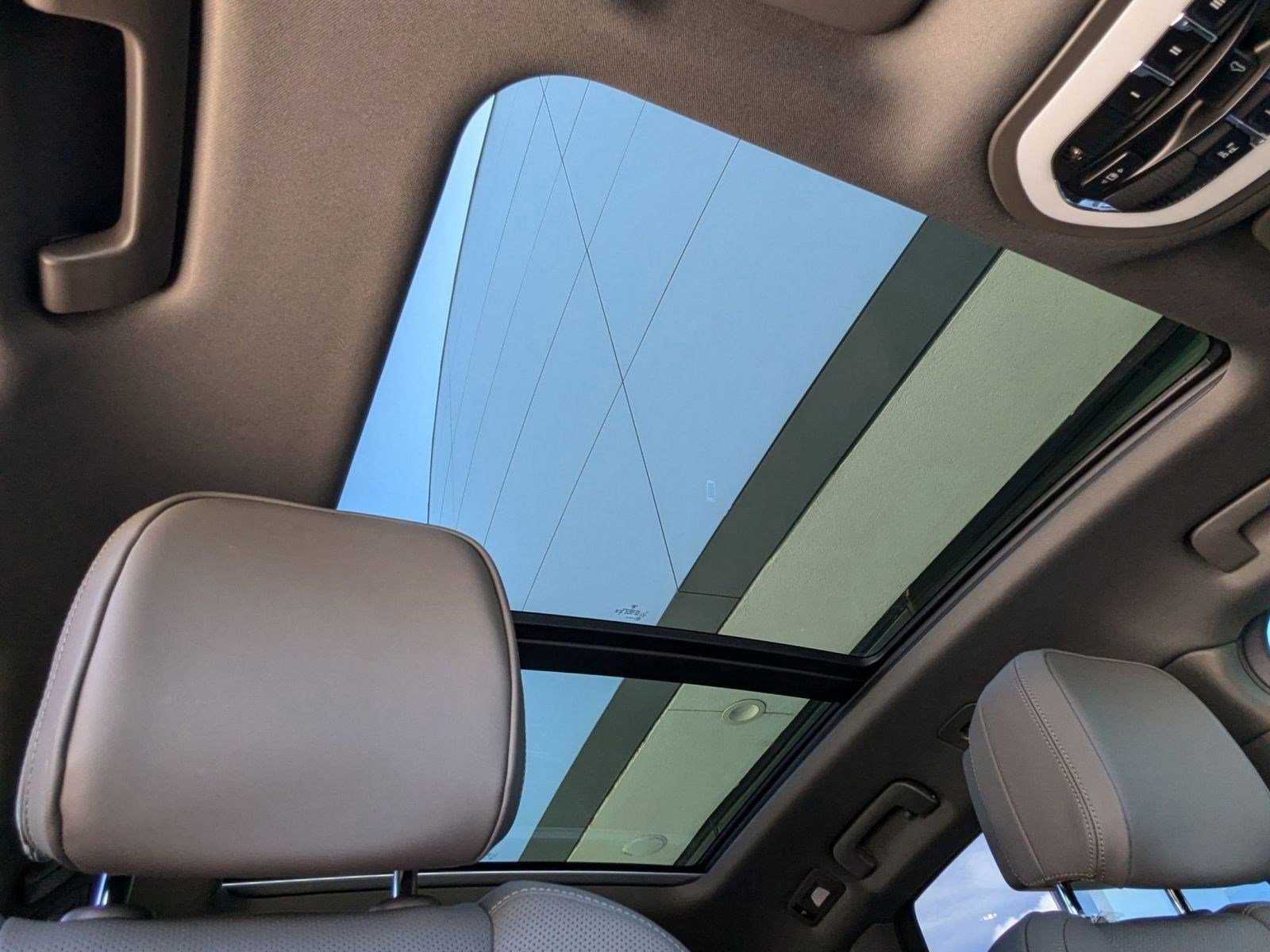 Used 2025 Porsche Macan image 27