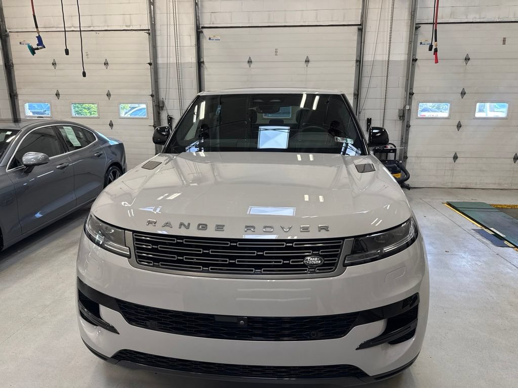 Used 2025 Land Rover Range Rover Sport SE AWD/4WD image 2