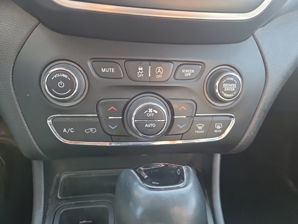 Used 2020 Jeep Cherokee Altitude image 14