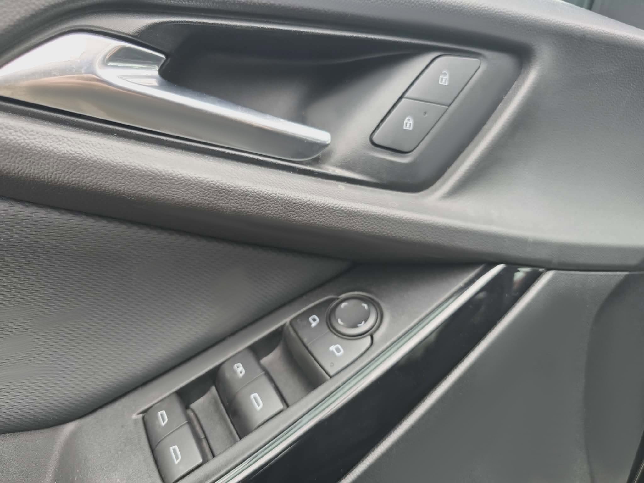 Used 2025 Chevrolet Equinox LT image 18