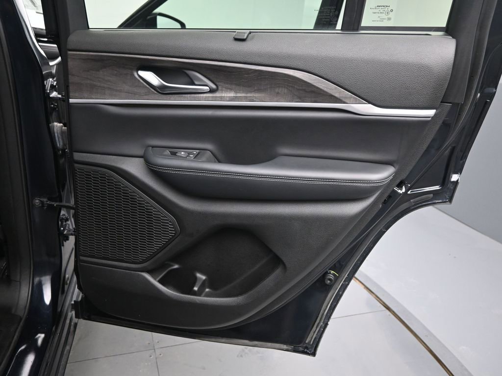 Used 2024 Jeep Grand Cherokee Limited w/ Luxury Tech Group II image 16