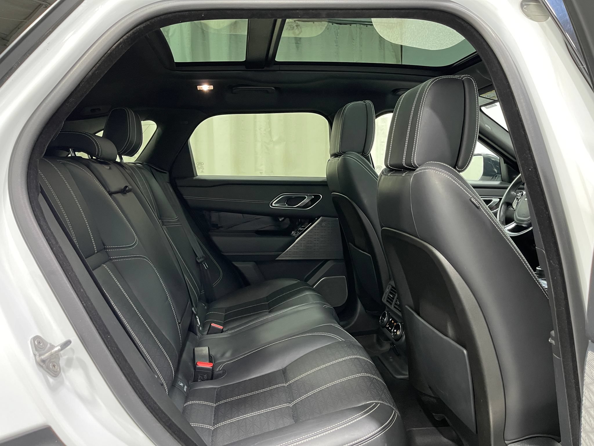 Used 2018 Land Rover Range Rover Velar R-Dynamic HSE AWD/4WD image 30