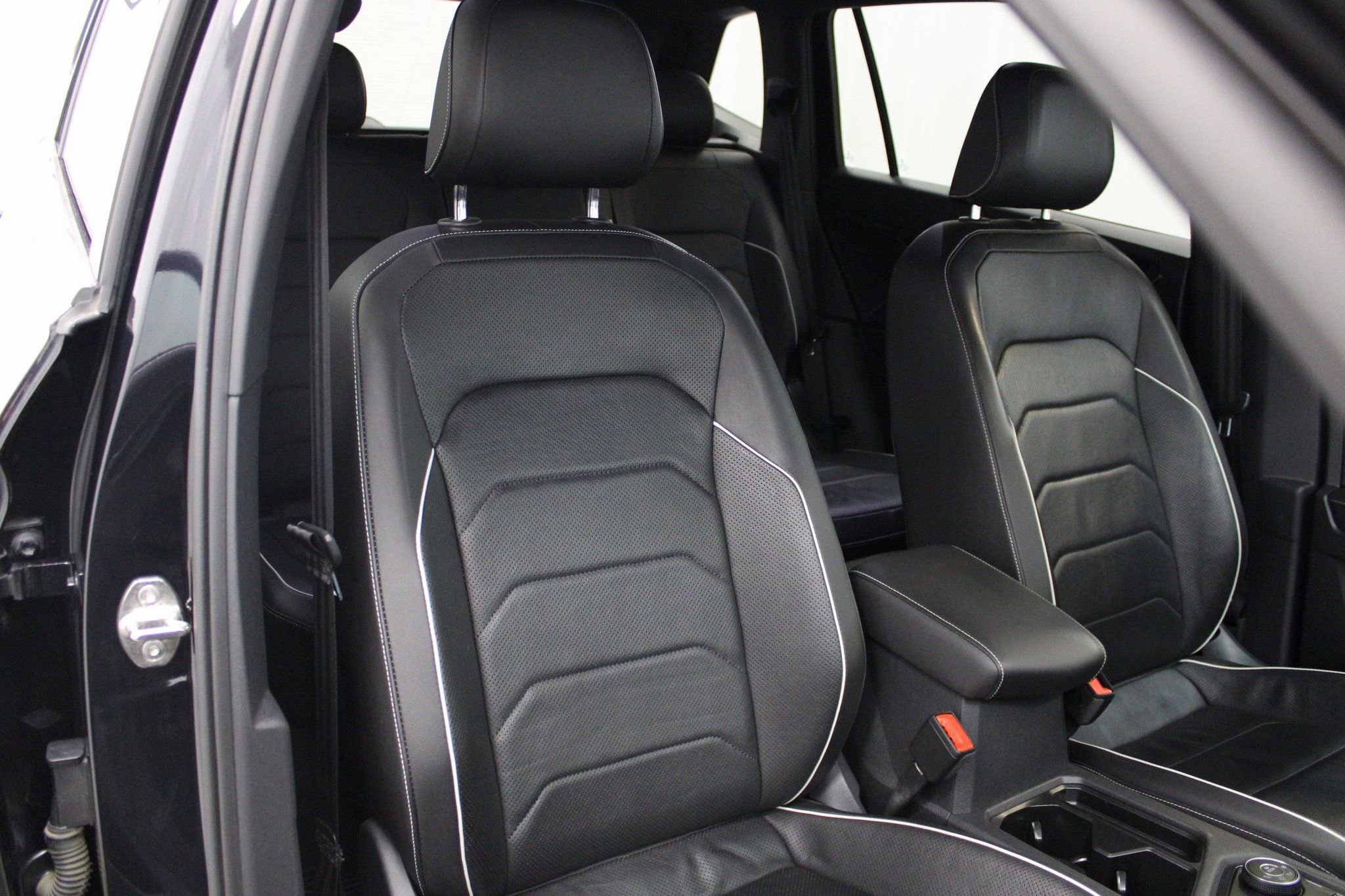 Used 2022 Volkswagen Tiguan SEL R-Line image 34