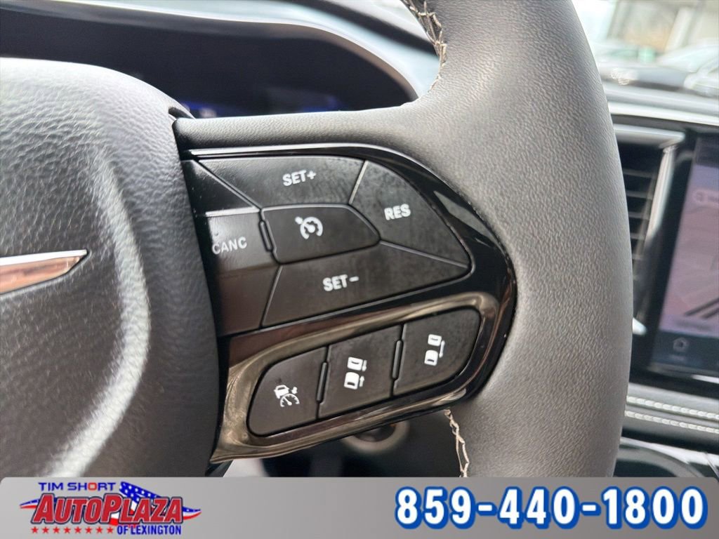 Used 2025 Chrysler Pacifica Limited image 12