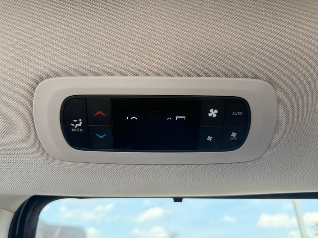 Used 2018 Chrysler Pacifica Touring Plus w/ Tire & Wheel Group FWD image 28