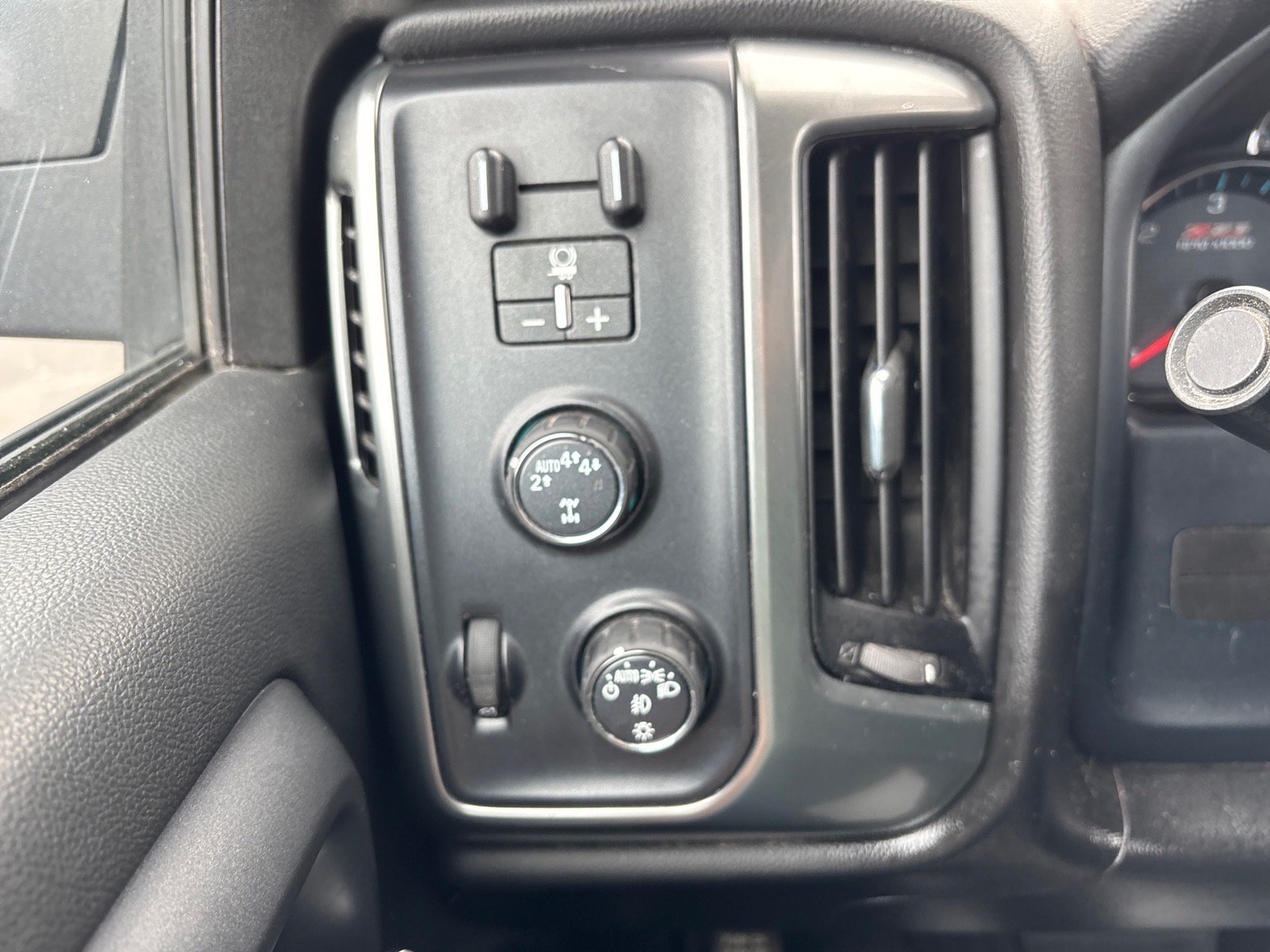 Used 2018 Chevrolet Silverado 1500 LT w/ LPO, Black Pack AWD/4WD image 18