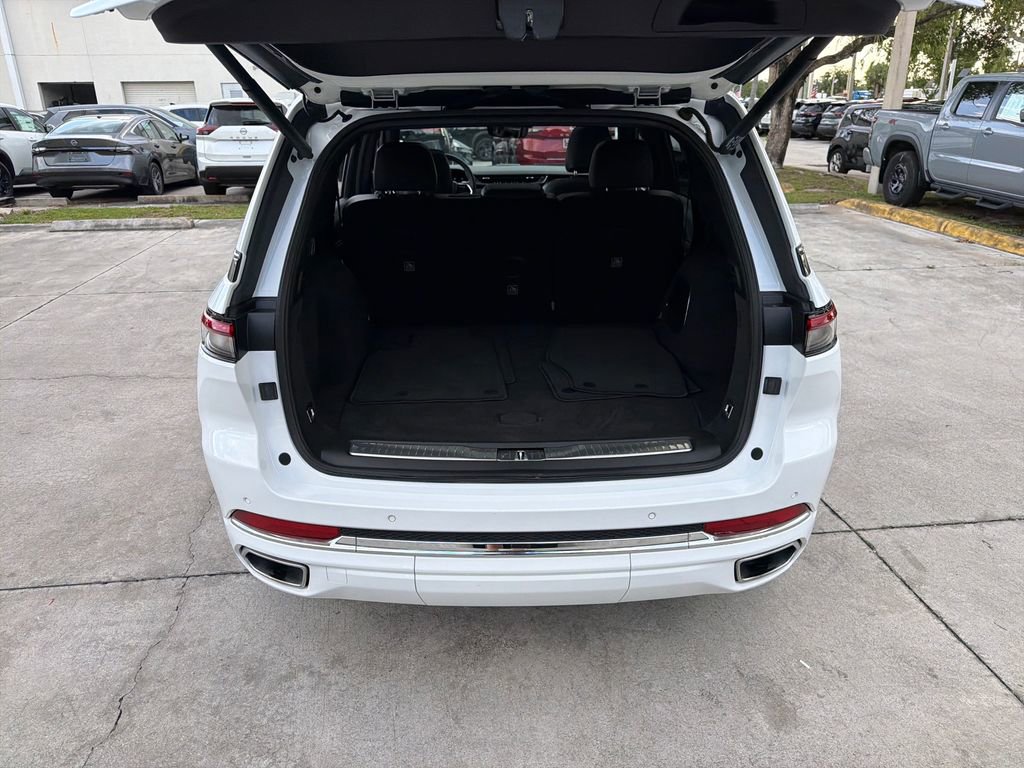 Used 2023 Jeep Grand Cherokee Overland AWD/4WD image 34