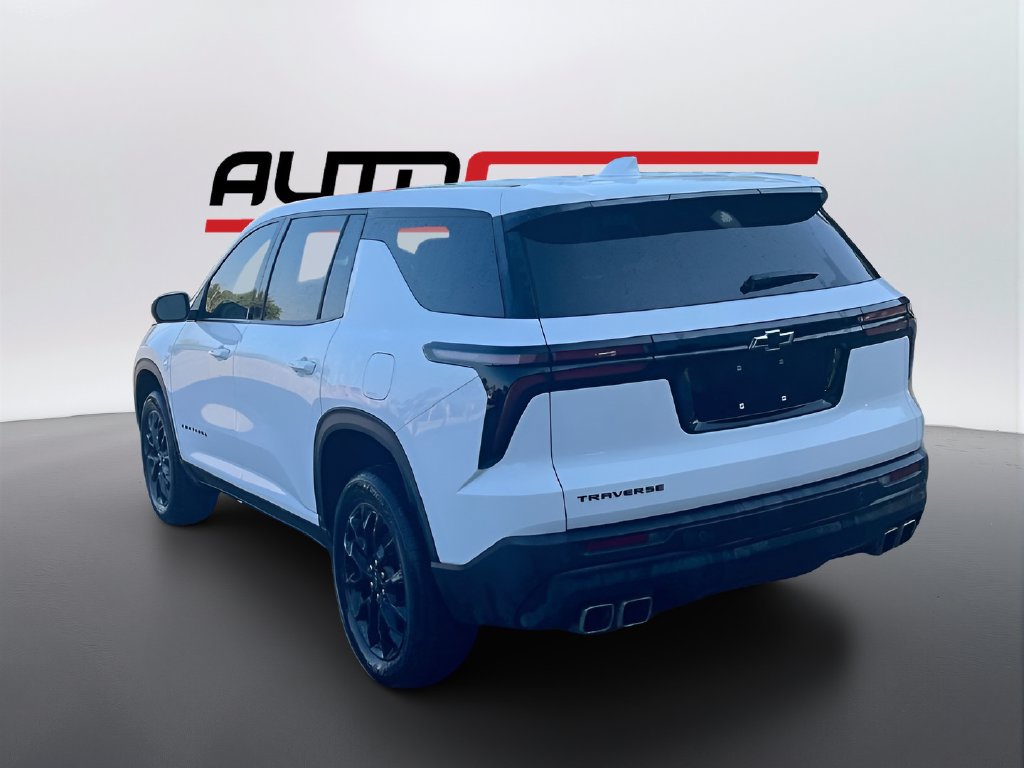 Used 2024 Chevrolet Traverse LS w/ Midnight/Sport Edition FWD image 5