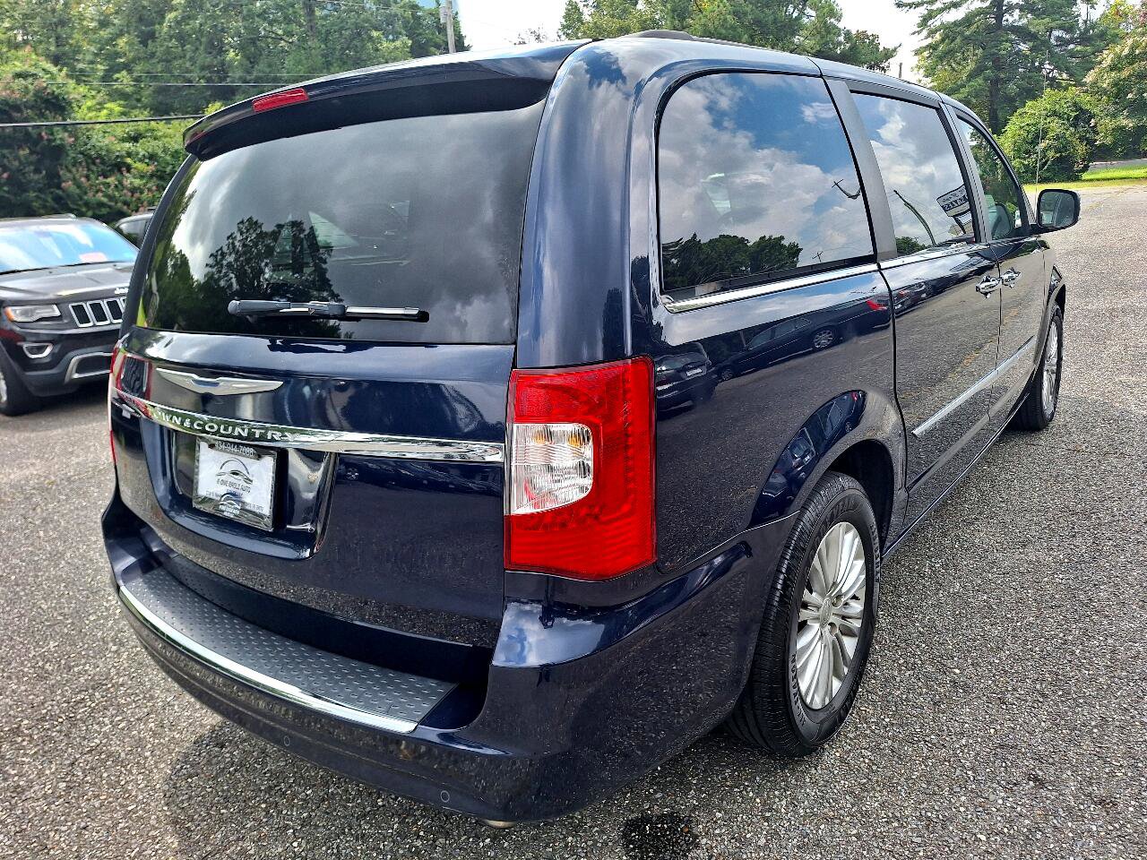 Used 2015 Chrysler Town & Country Touring-L w/ Driver Convenience Group image 8