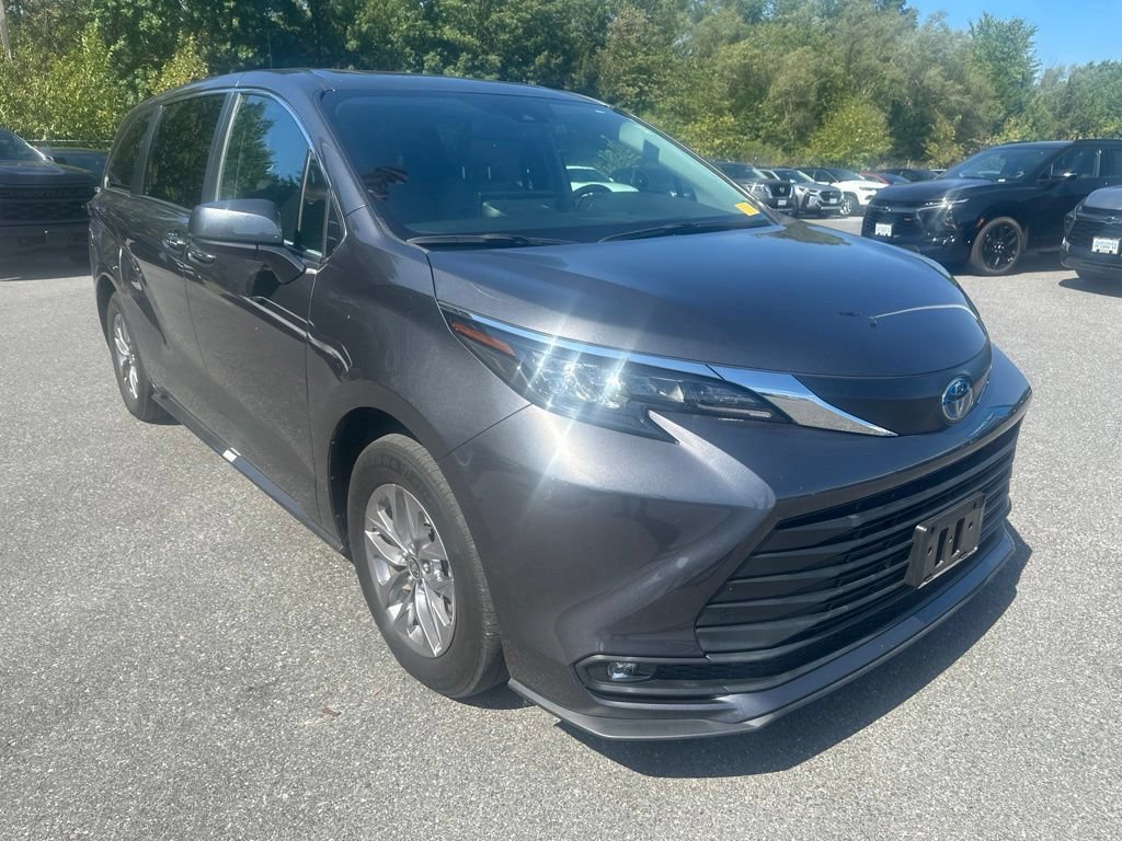 Used 2025 Toyota Sienna XLE FWD image 3