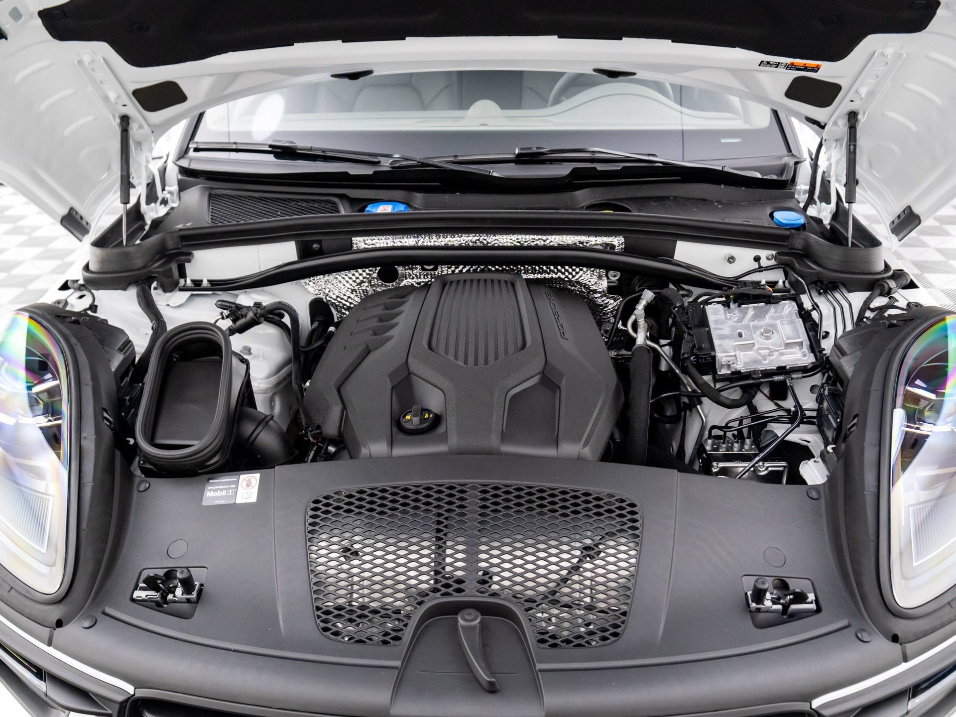 Certified 2026 Porsche Macan AWD/4WD image 29