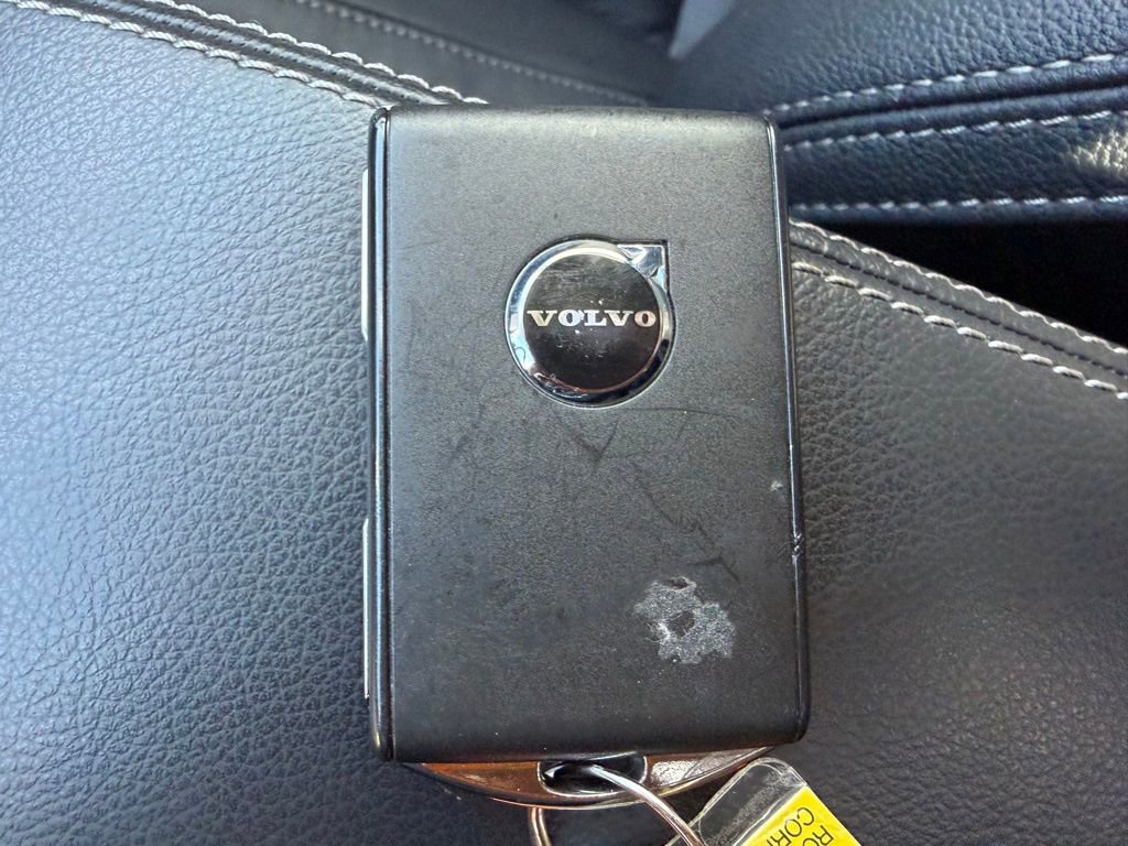 Used 2025 Volvo XC40 B5 Plus image 32