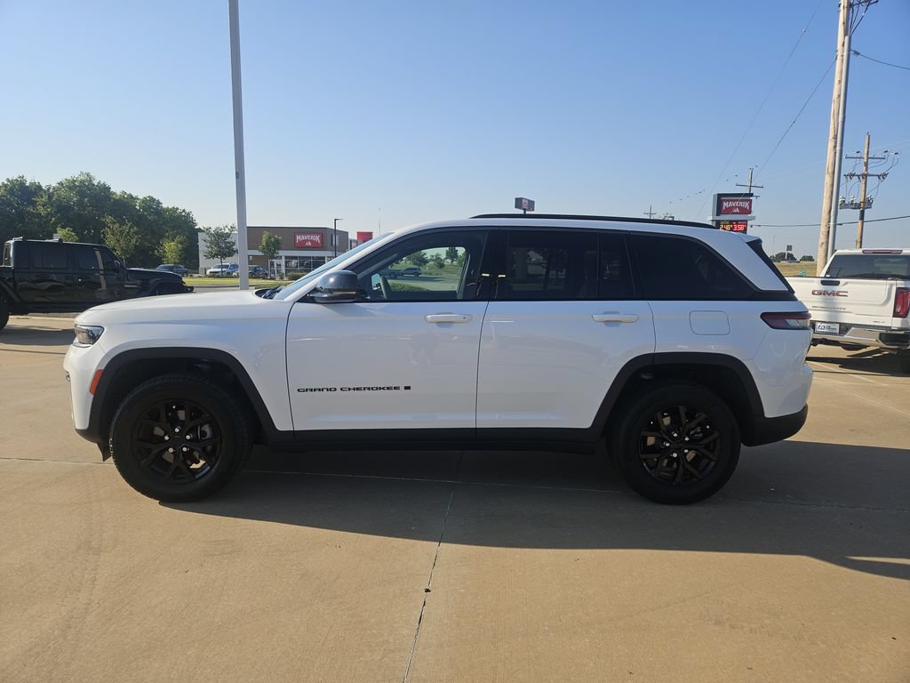 Used 2026 Jeep Grand Cherokee Altitude AWD/4WD video 4