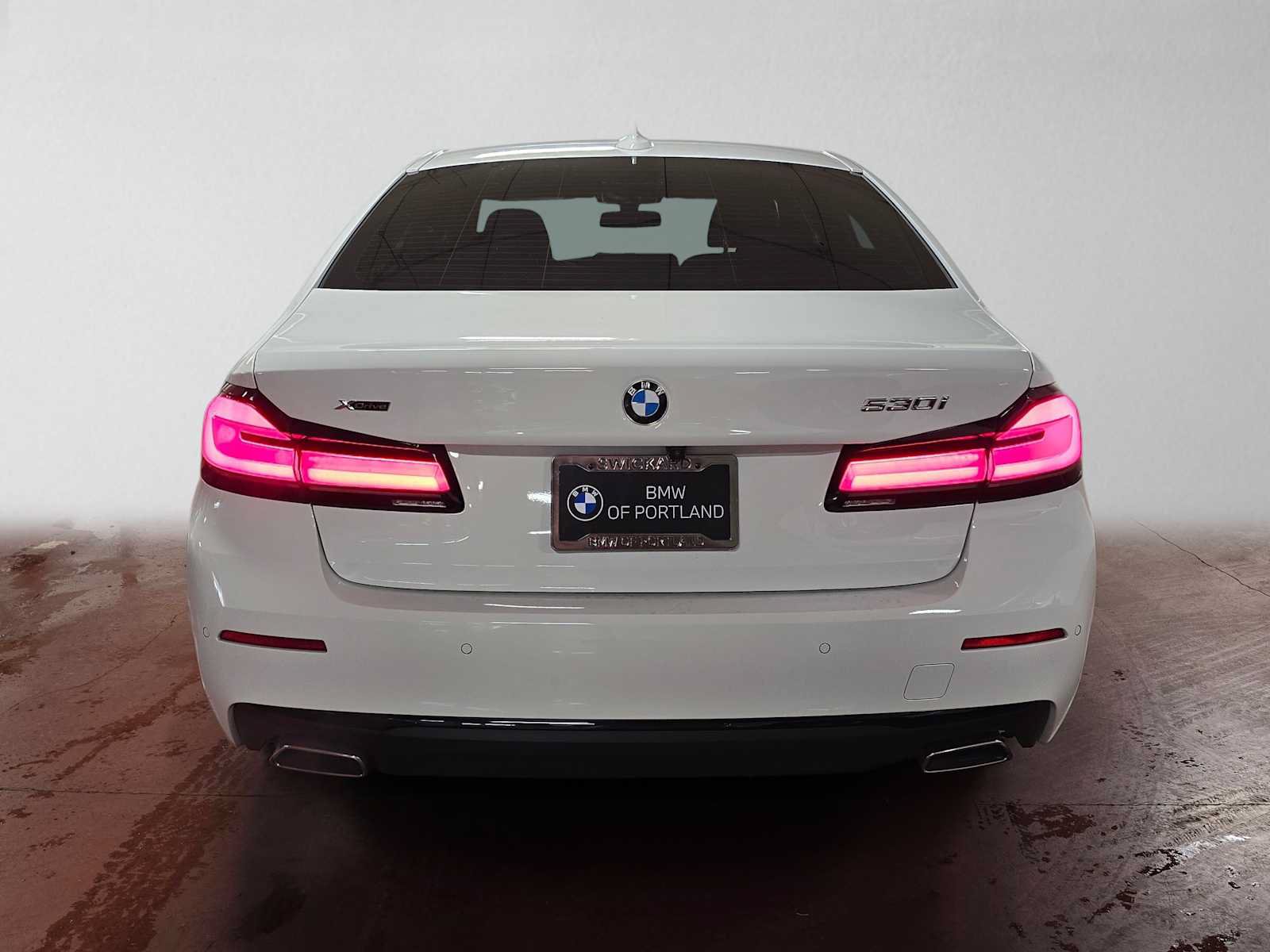 Used 2023 BMW 530i xDrive w/ Premium Package AWD/4WD image 4