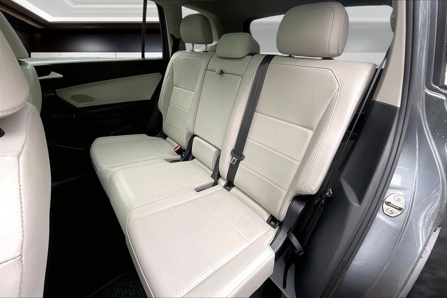 Used 2021 Volkswagen Tiguan SE w/ Panoramic Sunroof Package image 28