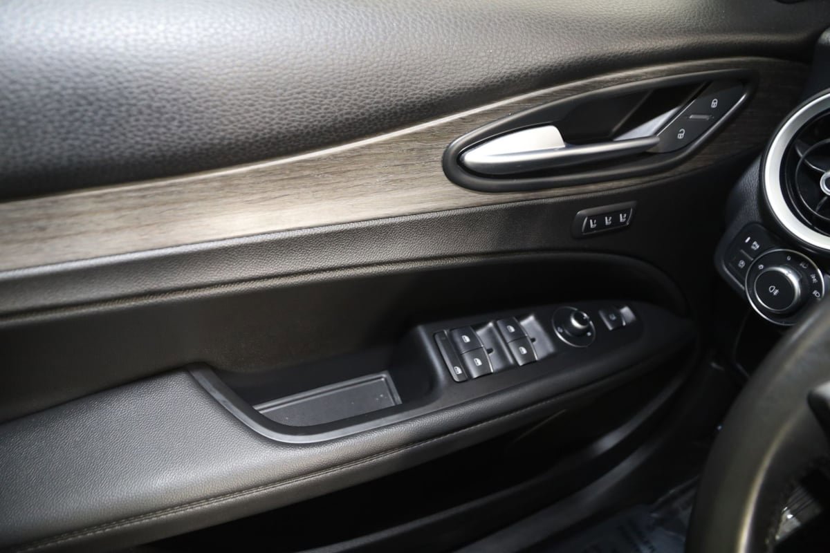 Used 2023 Alfa Romeo Stelvio Ti image 34