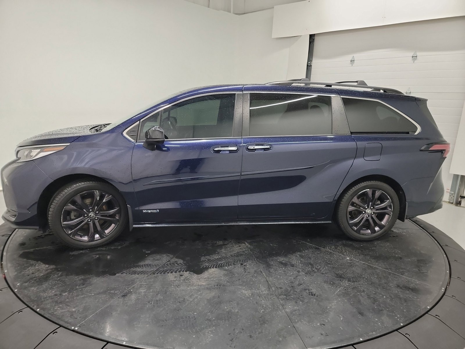 Used 2021 Toyota Sienna XSE w/ XSE Plus Package image 4