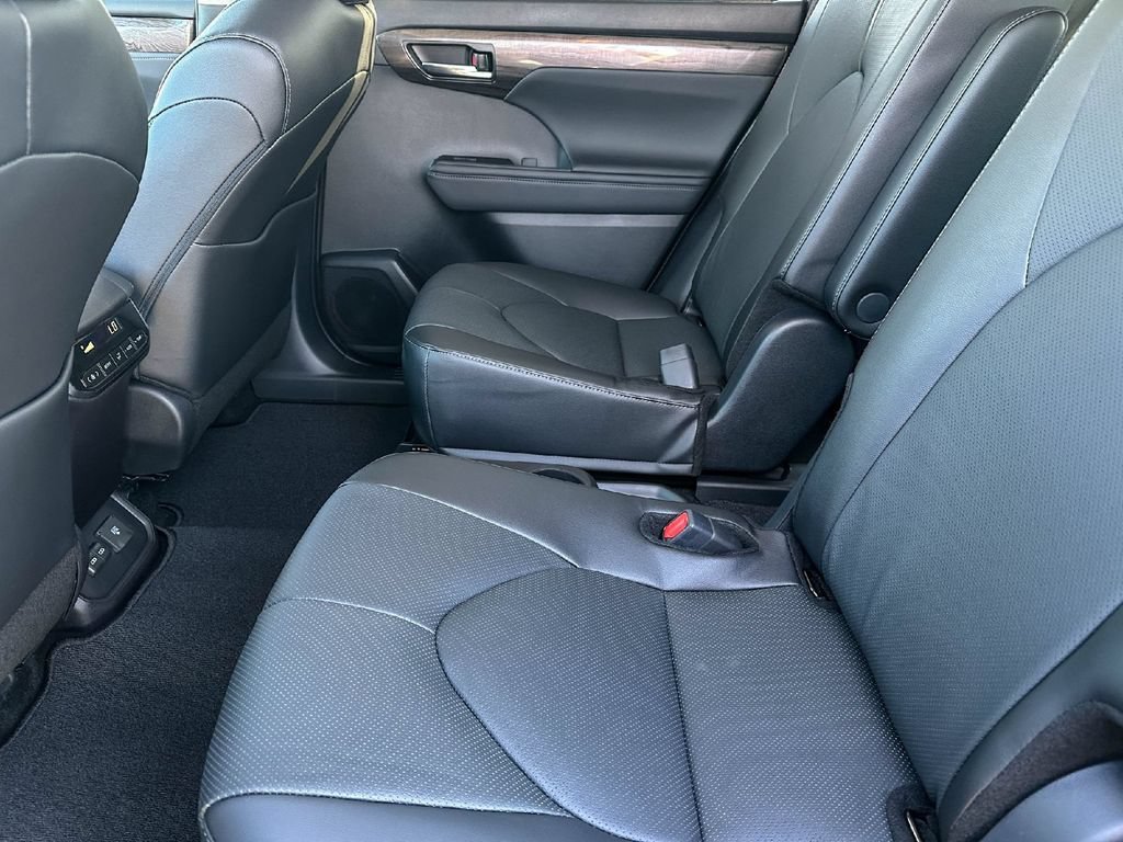 Used 2026 Toyota Highlander Limited AWD/4WD image 14