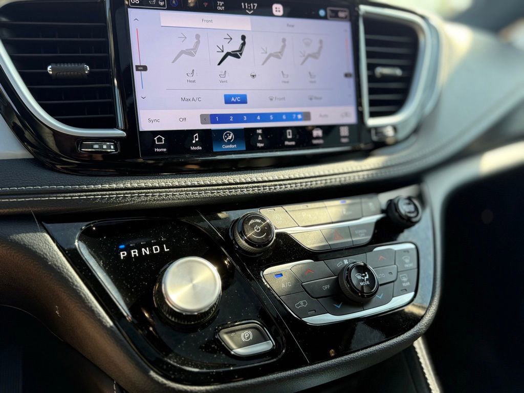 New 2025 Chrysler Pacifica Limited image 27