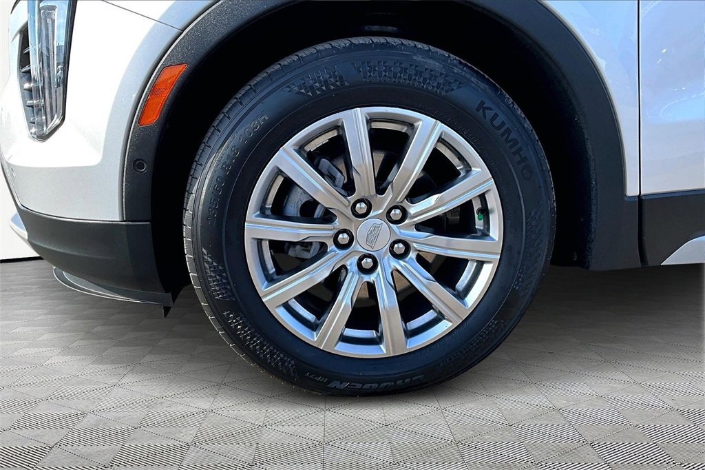 Used 2022 Cadillac XT4 Premium Luxury w/ Enhanced Visibility Package image 9