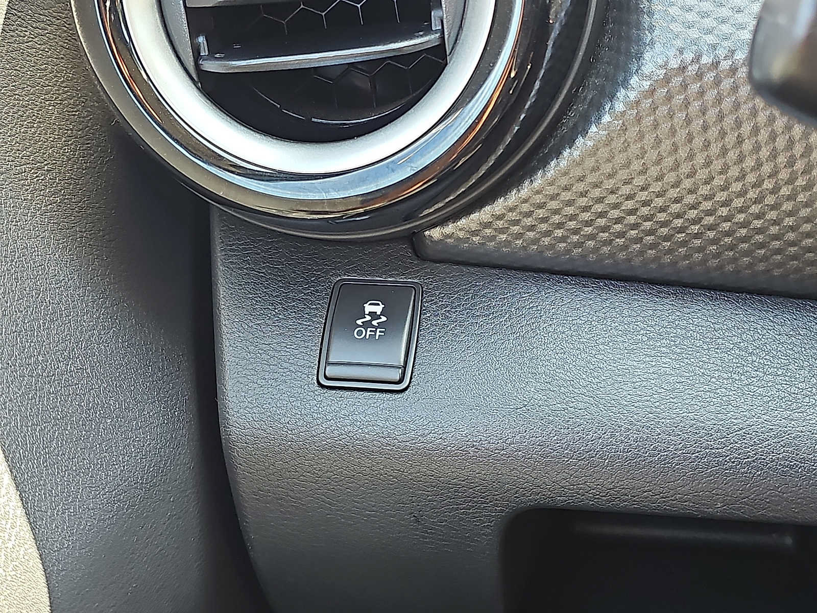 Used 2019 Nissan Kicks SV FWD image 25