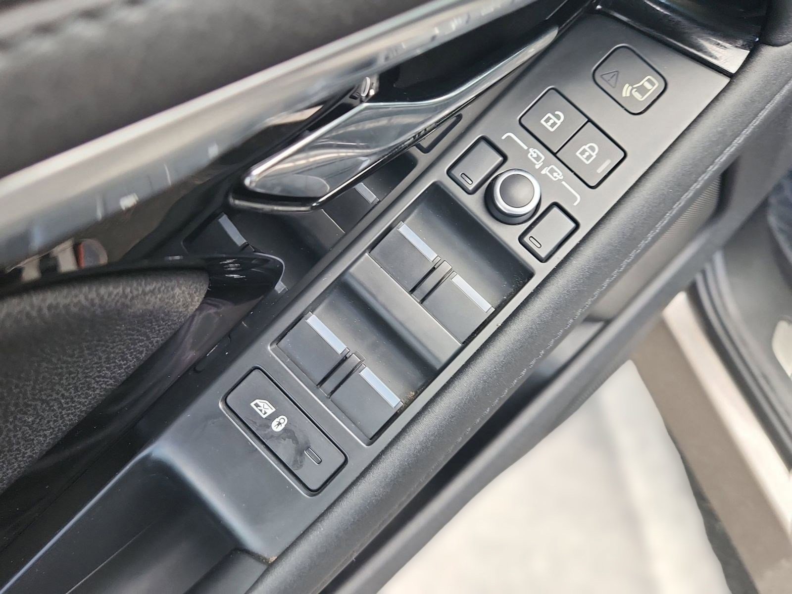 Used 2022 Land Rover Range Rover Evoque R-Dynamic SE image 18