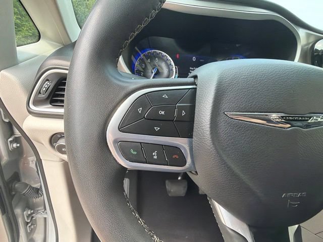 Used 2024 Chrysler Pacifica Touring-L FWD image 32