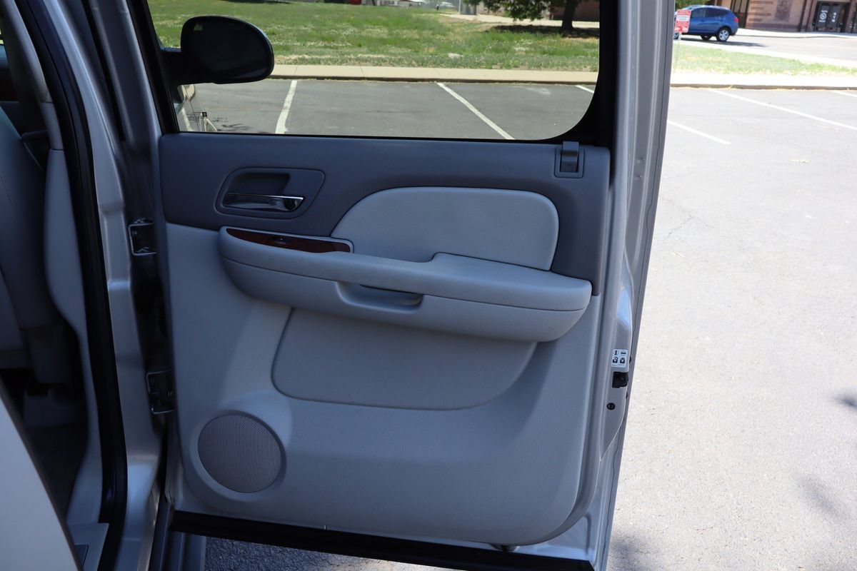 Used 2008 Chevrolet Suburban LT w/ LT Preferred Equipment Group AWD/4WD image 27