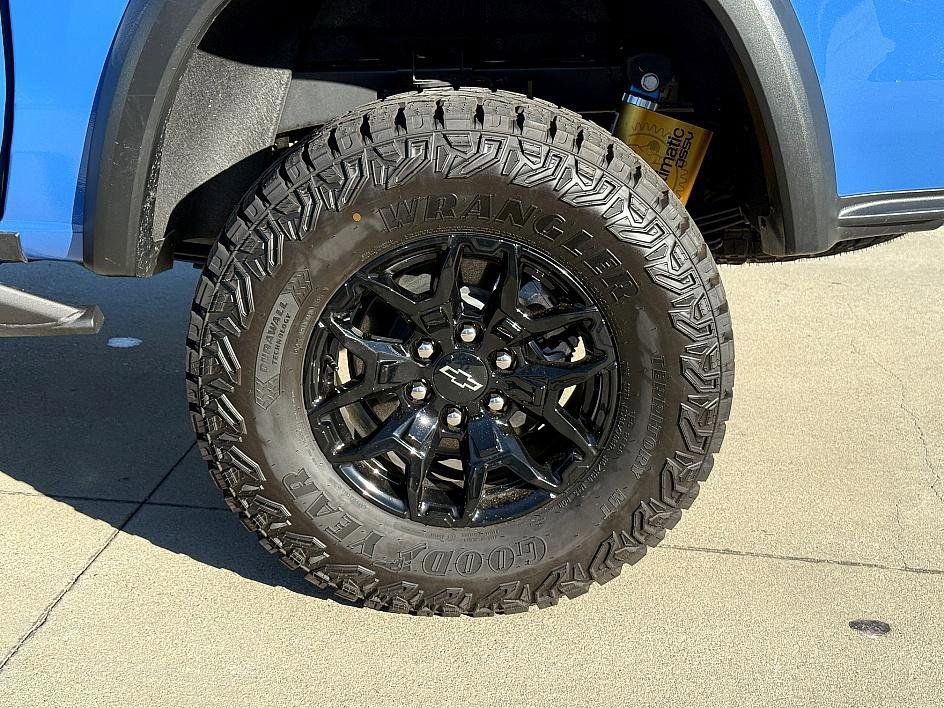 Used 2025 Chevrolet Colorado ZR2 w/ Midnight Edition image 8