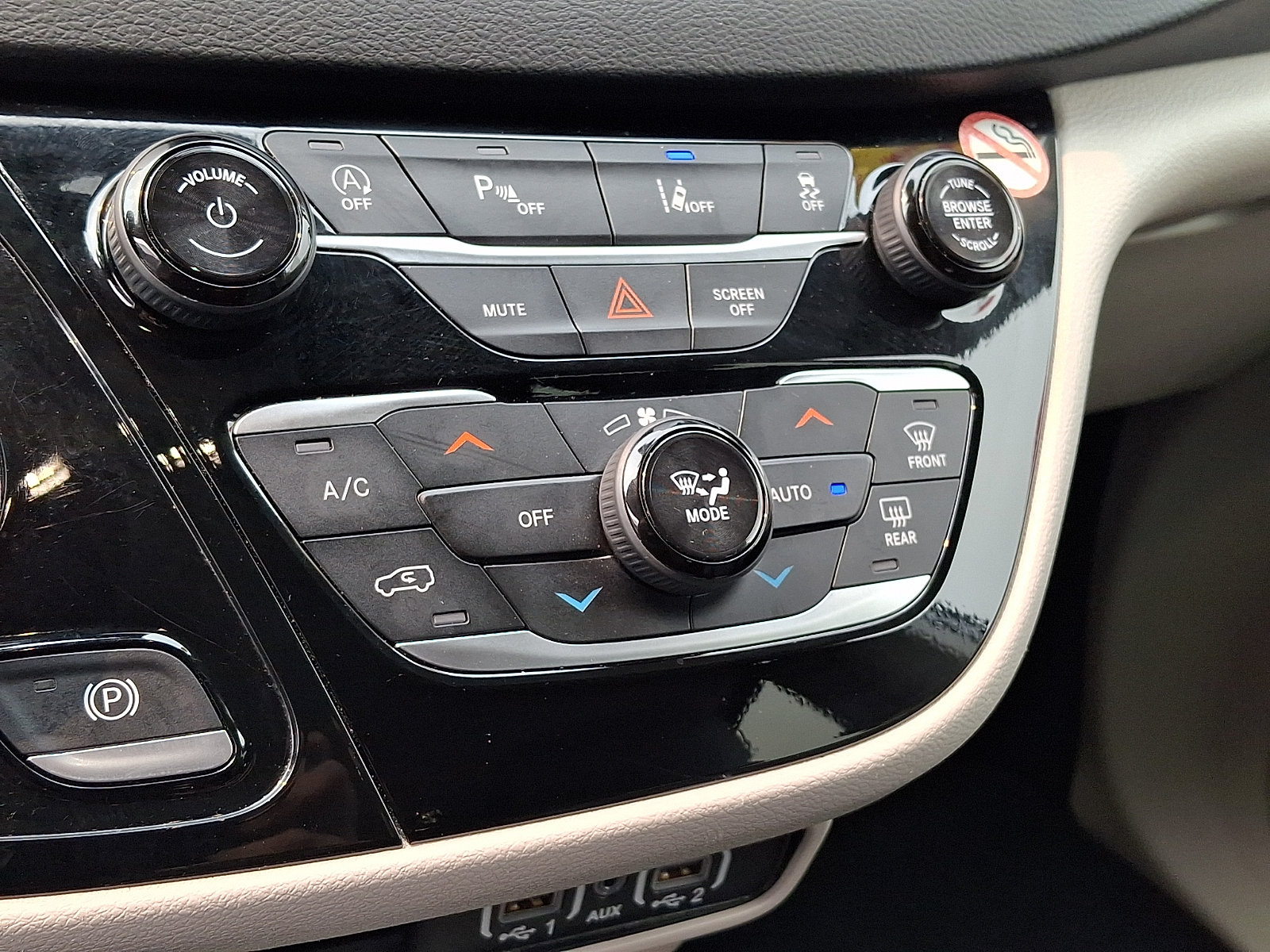 Used 2024 Chrysler Pacifica Touring-L FWD image 20