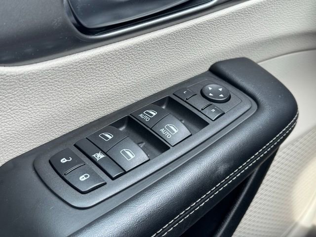 Used 2022 Chrysler Pacifica Touring-L FWD image 31
