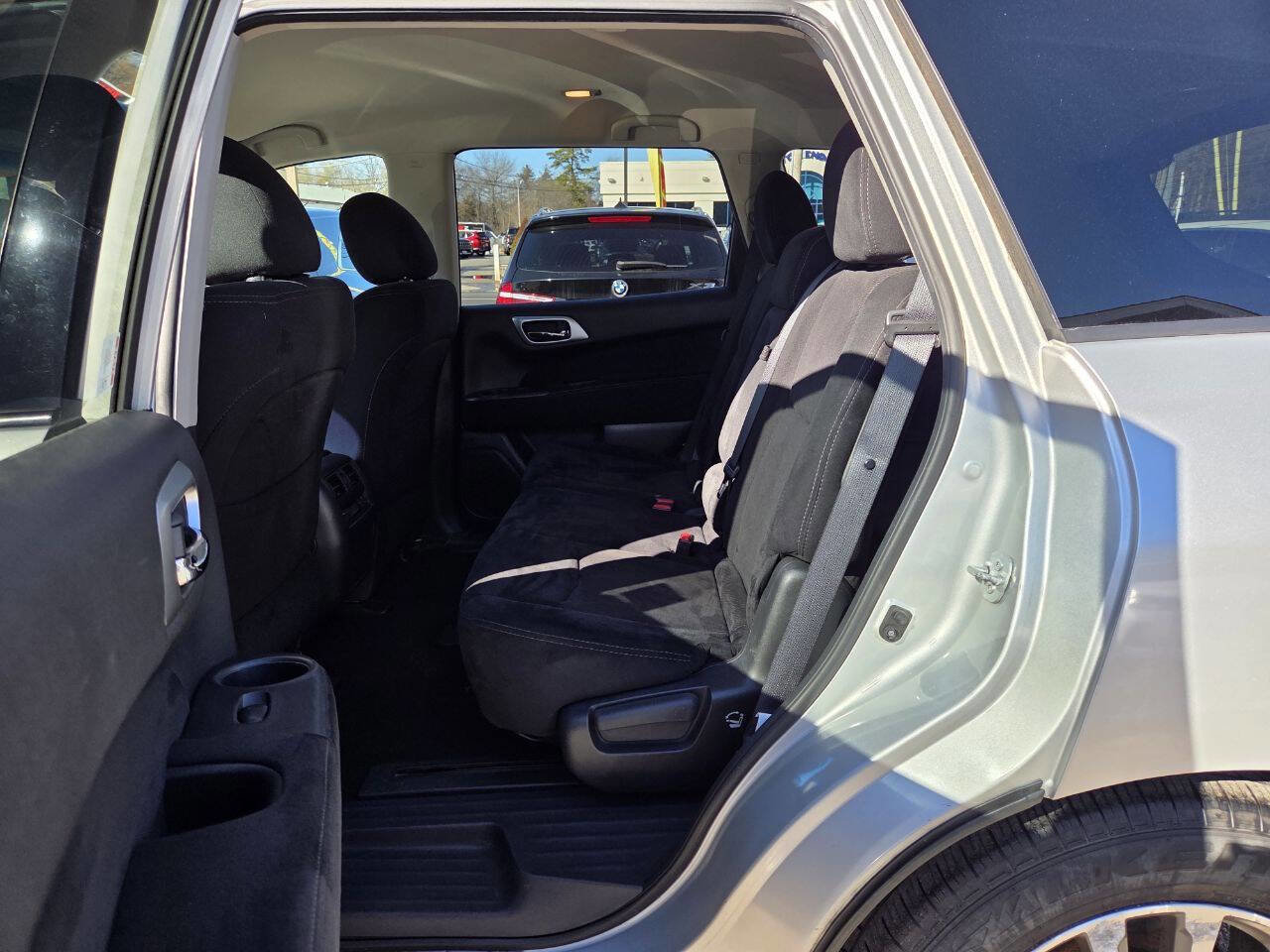 Used 2016 Nissan Pathfinder SV image 11