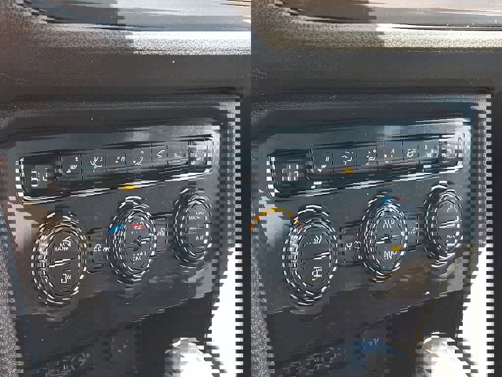 Used 2018 Volkswagen Tiguan SE w/ Panoramic Sunroof Package image 19