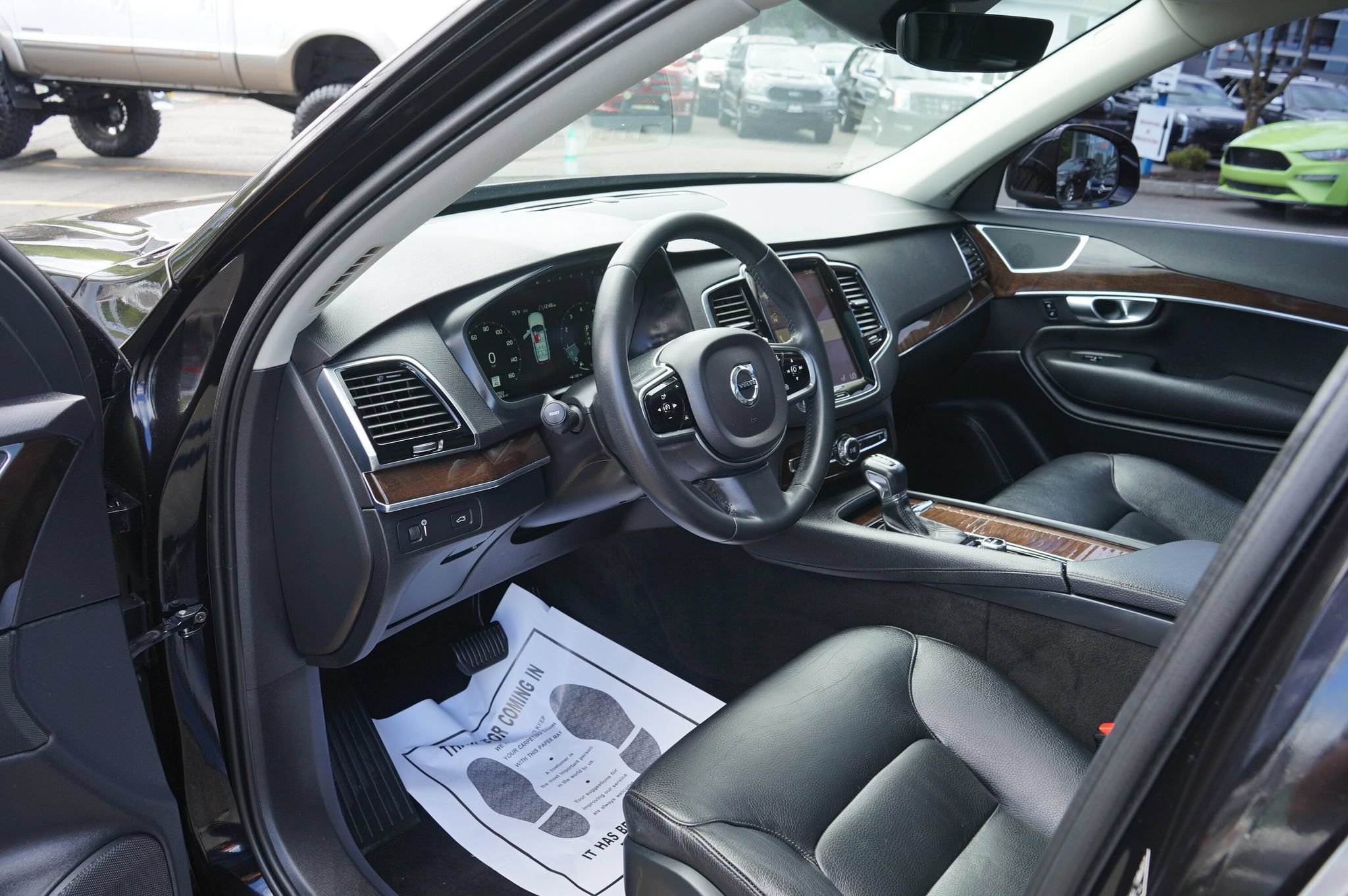 Used 2016 Volvo XC90 T6 Momentum w/ Momentum Plus Package AWD/4WD image 13