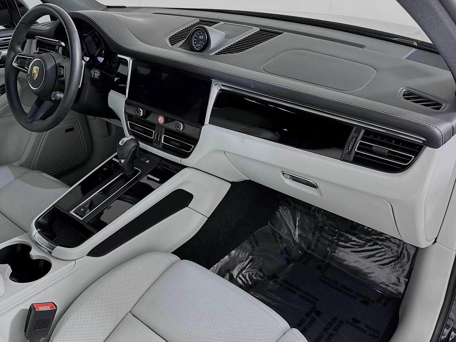 Certified 2025 Porsche Macan image 30