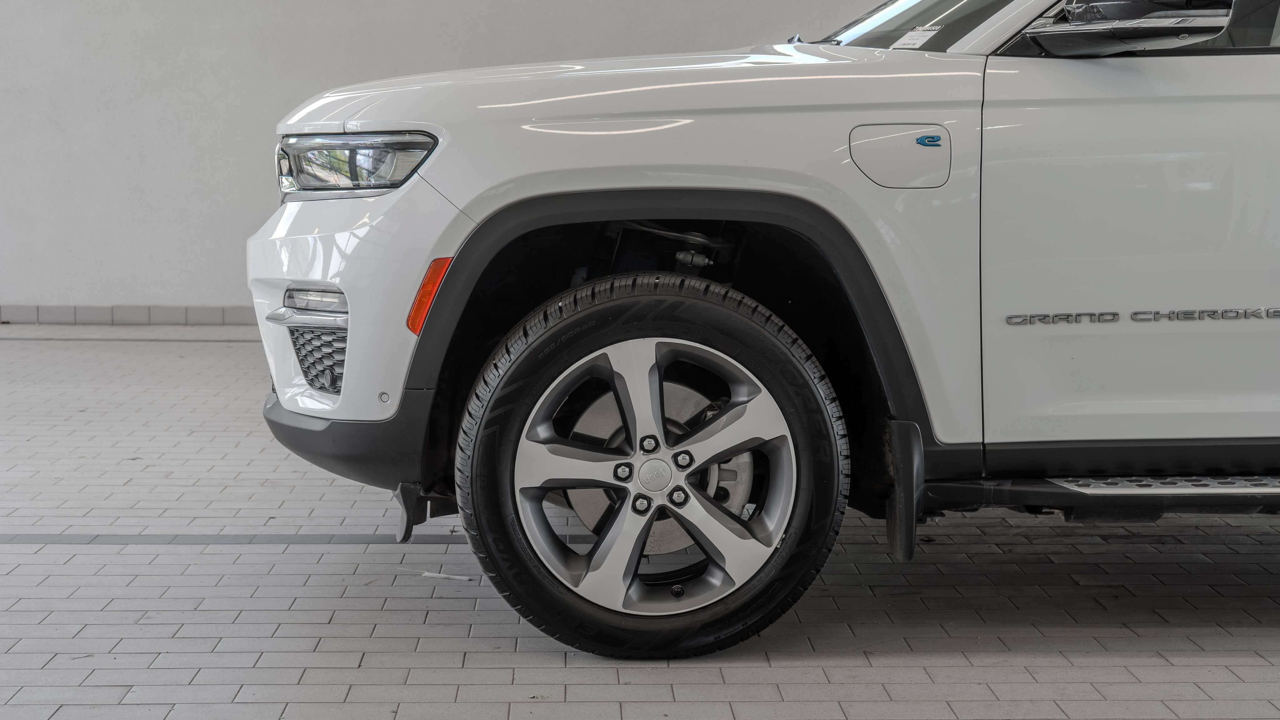 Used 2023 Jeep Grand Cherokee 4WD 4xe w/ Luxury Tech Group II image 4