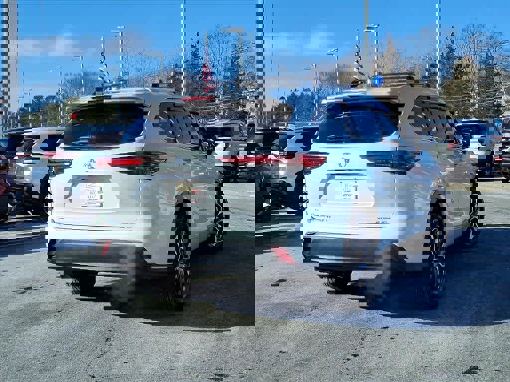 Used 2023 Toyota Highlander XLE image 6