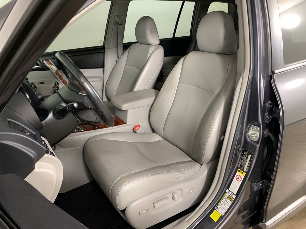 Used 2013 Toyota Highlander Limited image 30