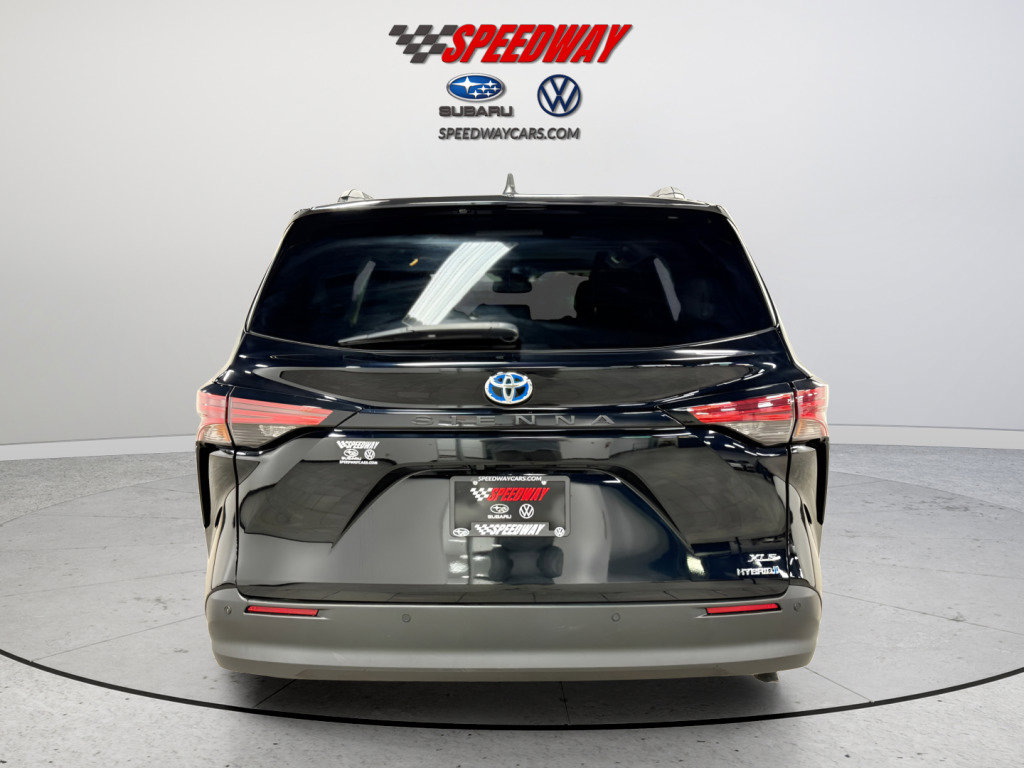 Used 2021 Toyota Sienna XLE image 6