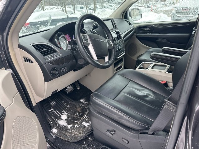 Used 2015 Chrysler Town & Country Touring w/ Driver Convenience Group image 9