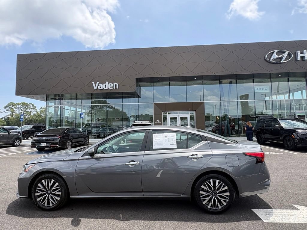 Used 2024 Nissan Altima 2.5 SV FWD image 2