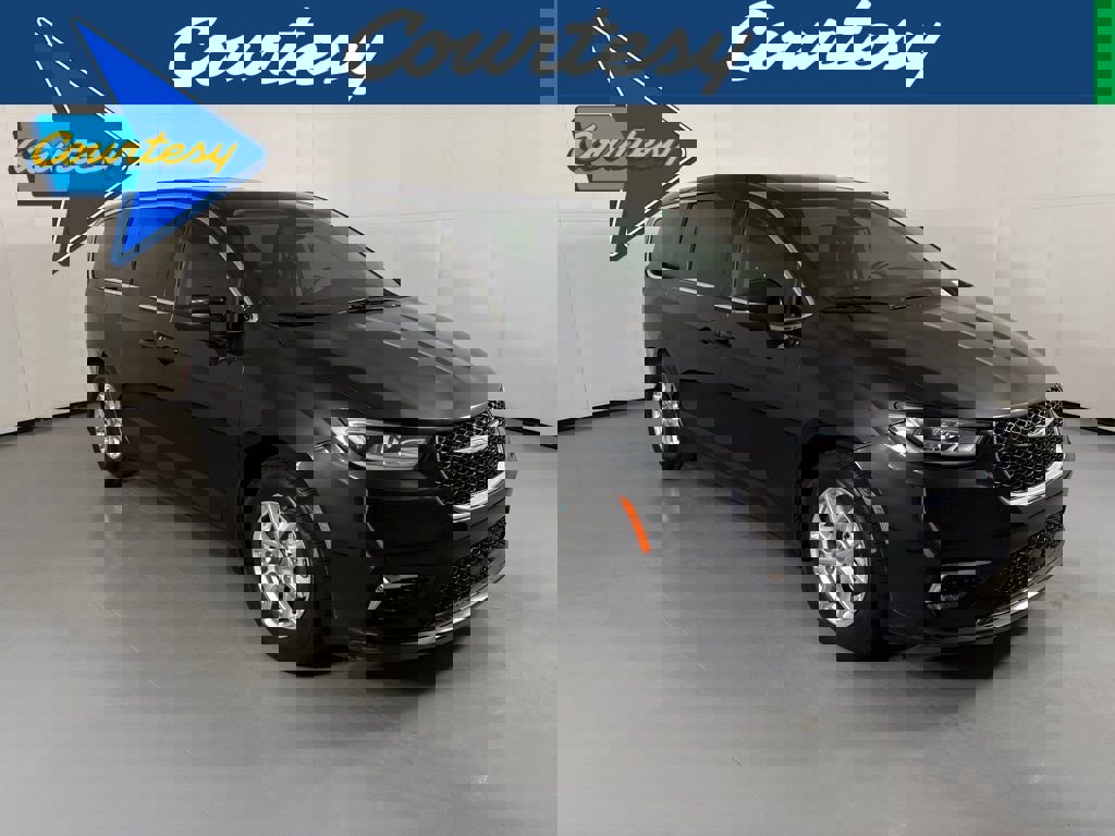 Used 2023 Chrysler Pacifica Touring-L image 1