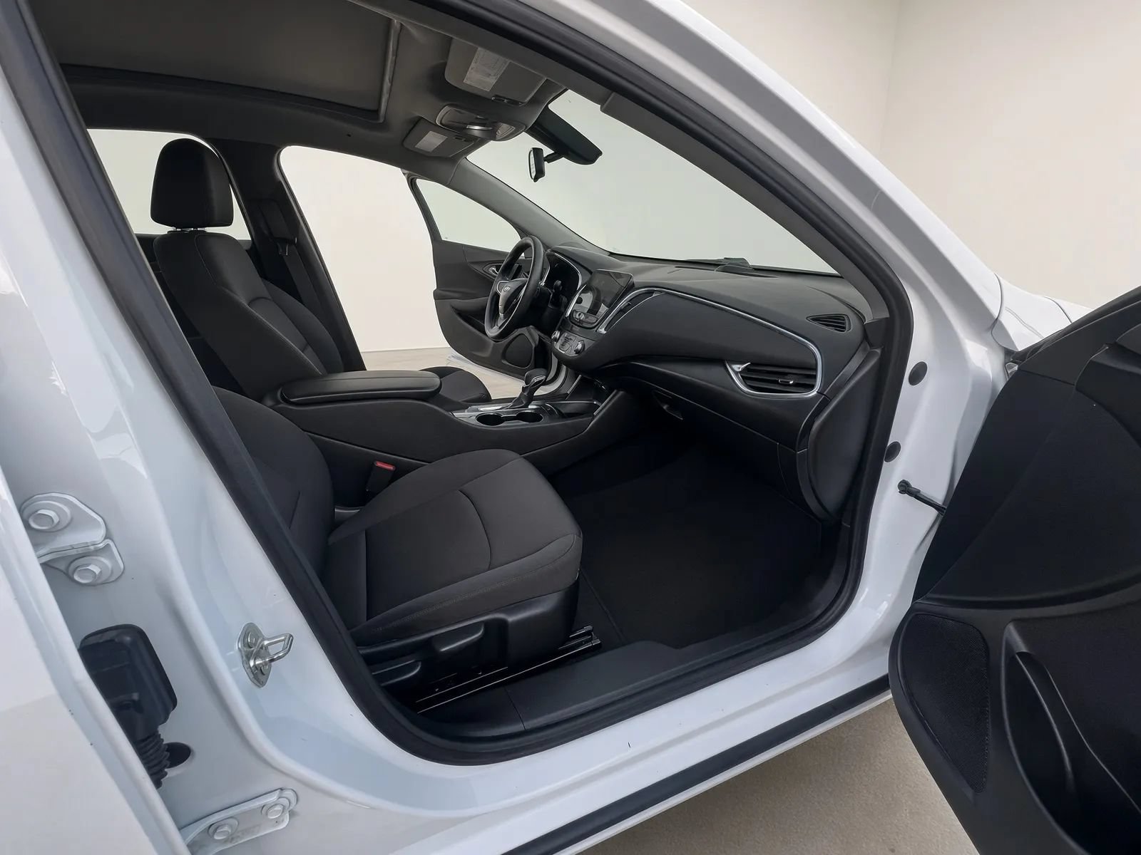 Used 2021 Chevrolet Malibu LT FWD image 16