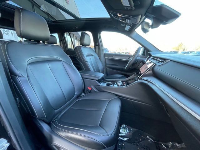 Used 2024 Jeep Grand Cherokee Limited w/ Black Appearance Package image 32