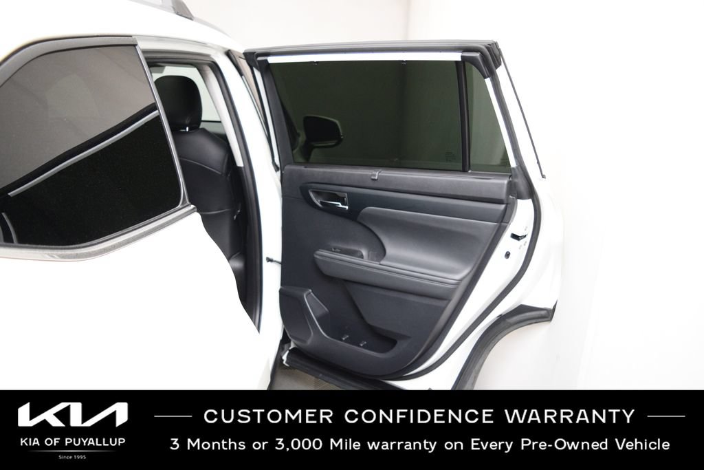 Used 2020 Toyota Highlander XLE AWD/4WD image 14