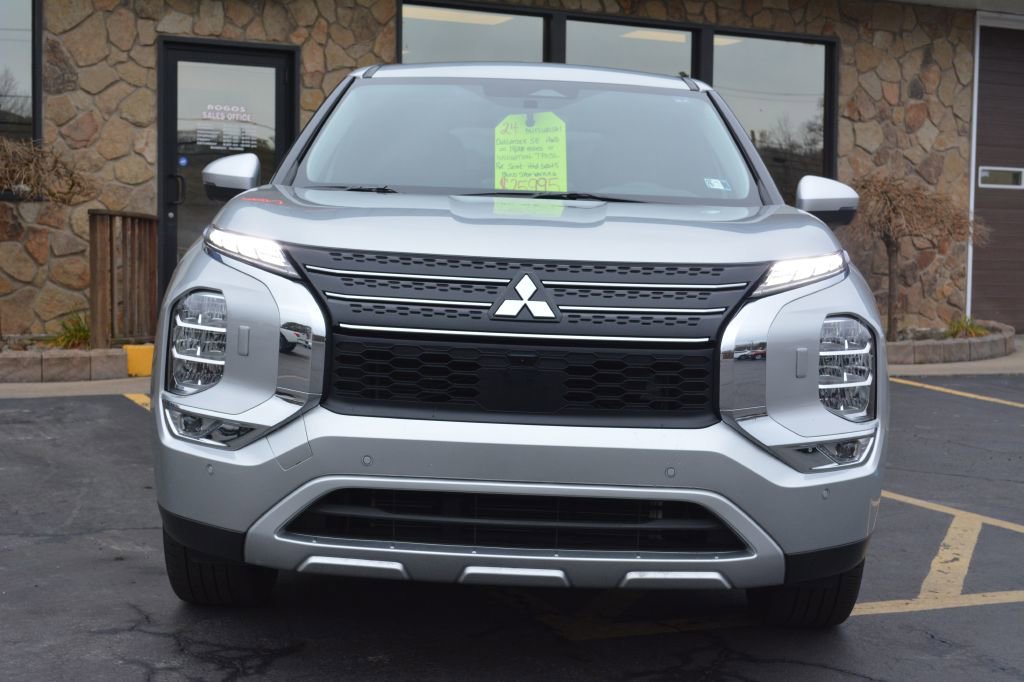Used 2024 Mitsubishi Outlander SE image 2
