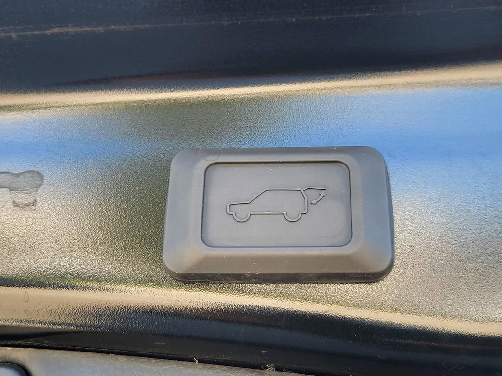 Used 2022 Toyota RAV4 XLE Premium image 12