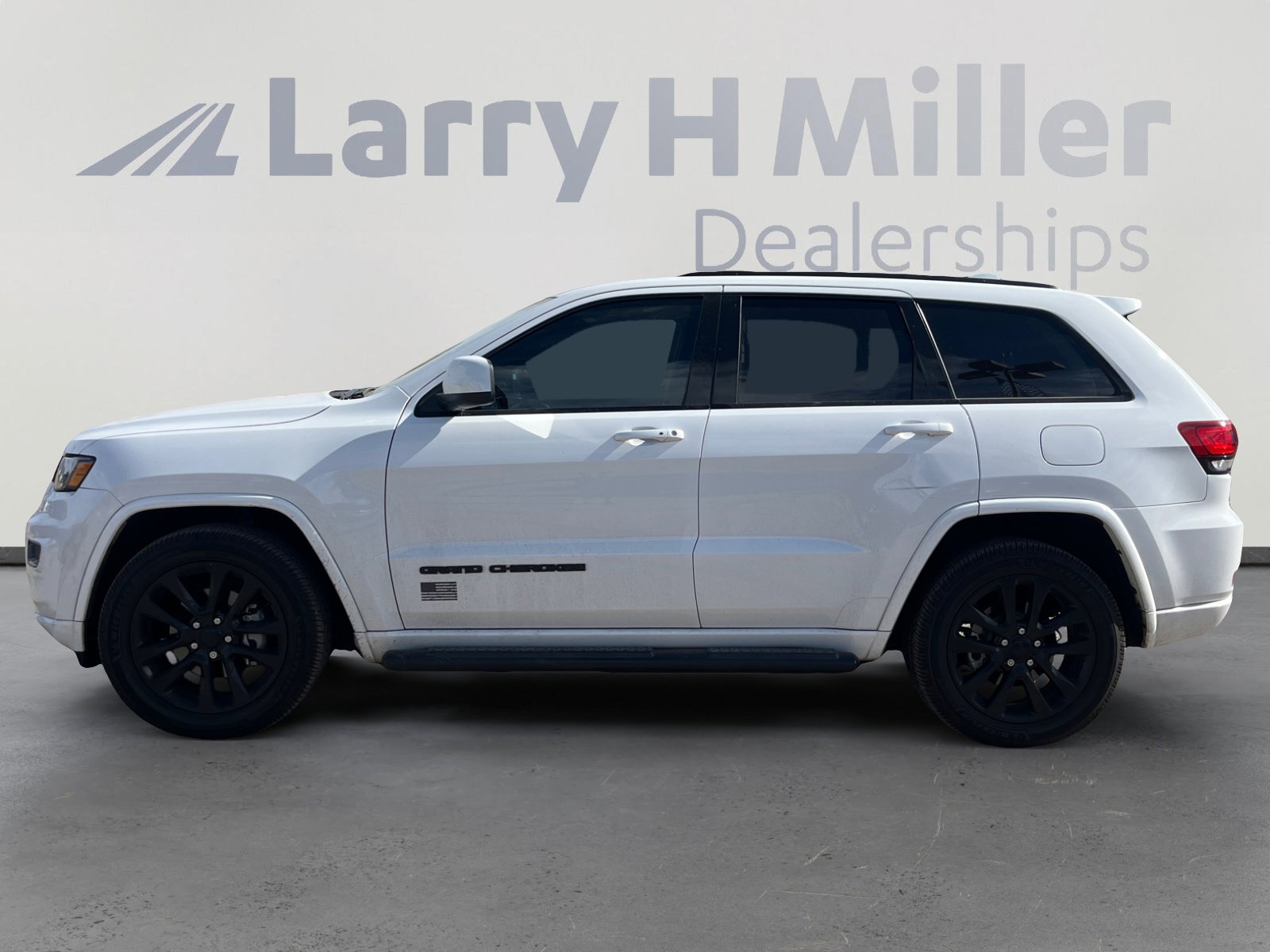 Used 2017 Jeep Grand Cherokee Altitude image 2