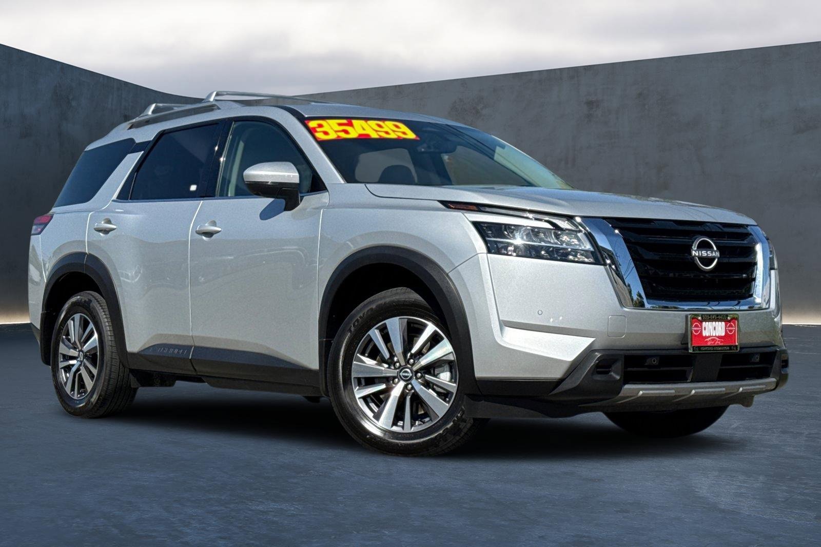 Used 2023 Nissan Pathfinder SL