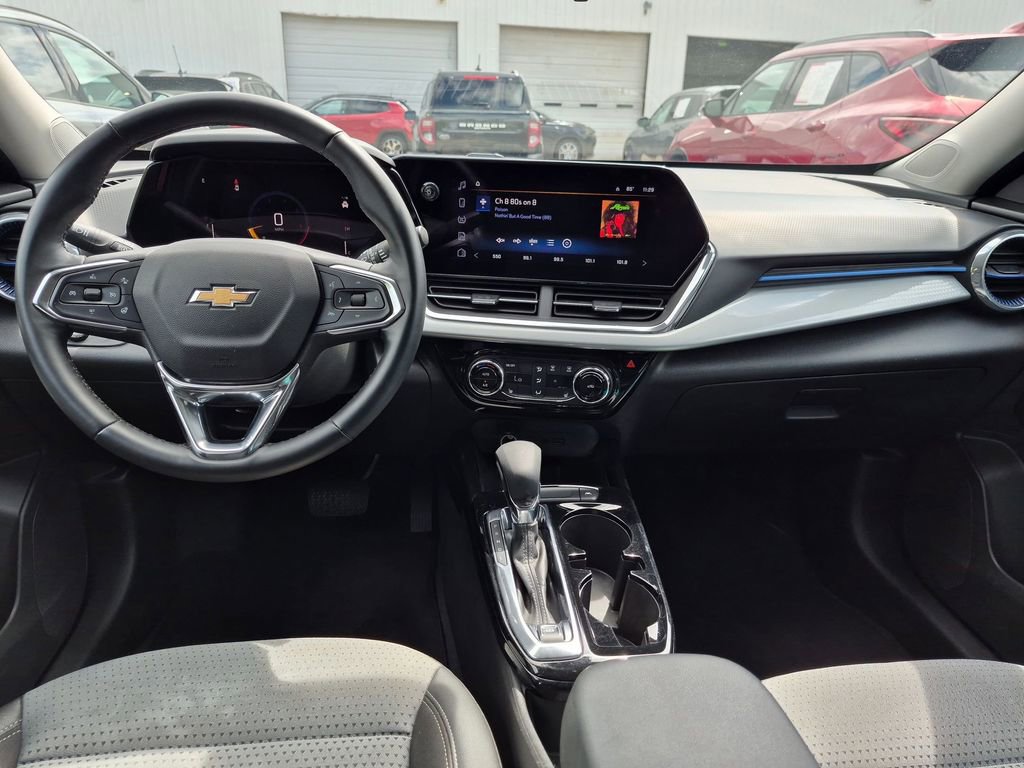 Used 2025 Chevrolet Trax LT w/ LT Convenience Package FWD image 24